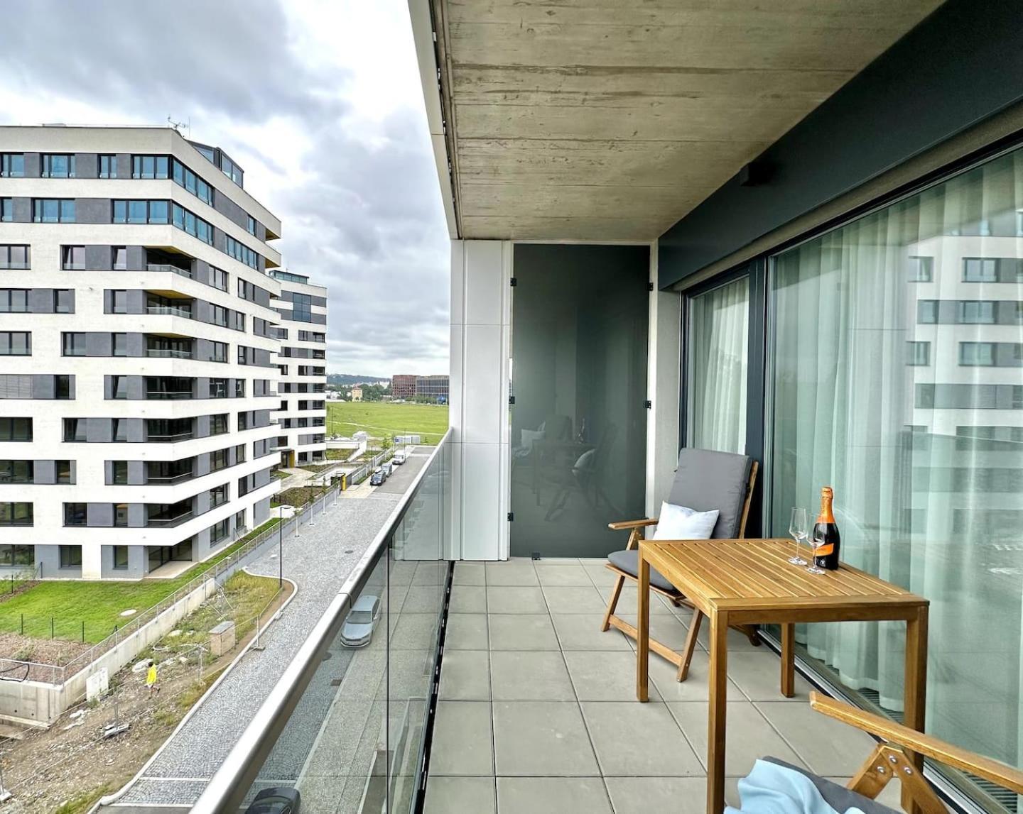 Real Living By Refa Balcony Retreat 91 Praga